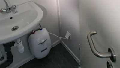 10 lábas portakonténer szaniterrel
