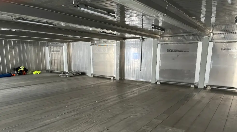 Moduláris hűtőkonténer-telepítés egy SuperStore egységet alkotva